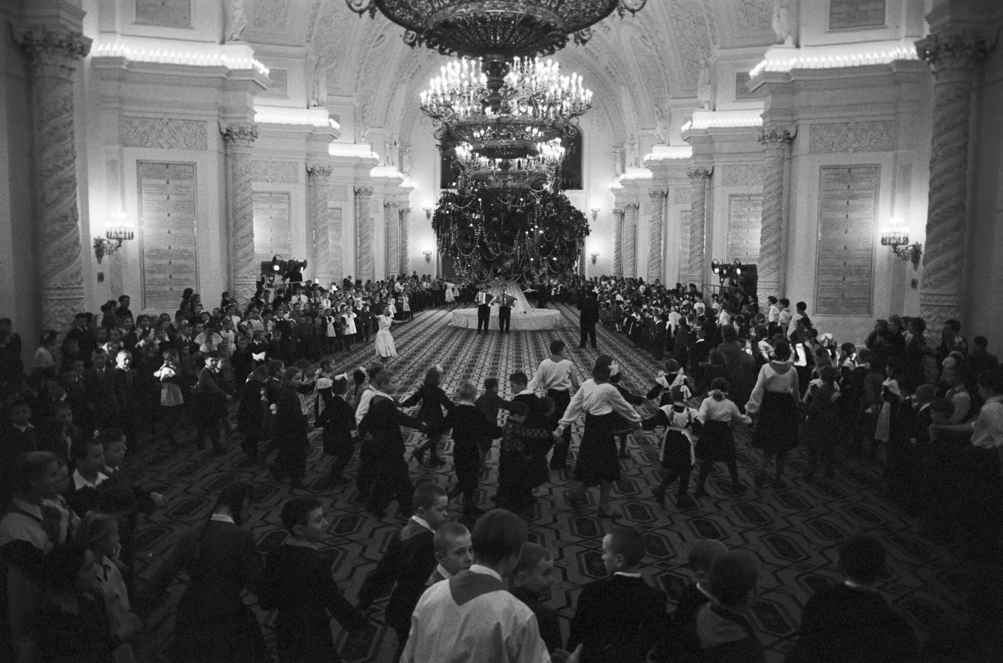 Декабрь 1958 года. Елка в Георгиевском зале большого кремлёвского дворца 1953. Зал заседаний Верховного совета СССР В большом Кремлевском Дворце. Георгиевский зал большого кремлёвского дворца. Георгиевский зал СССР.