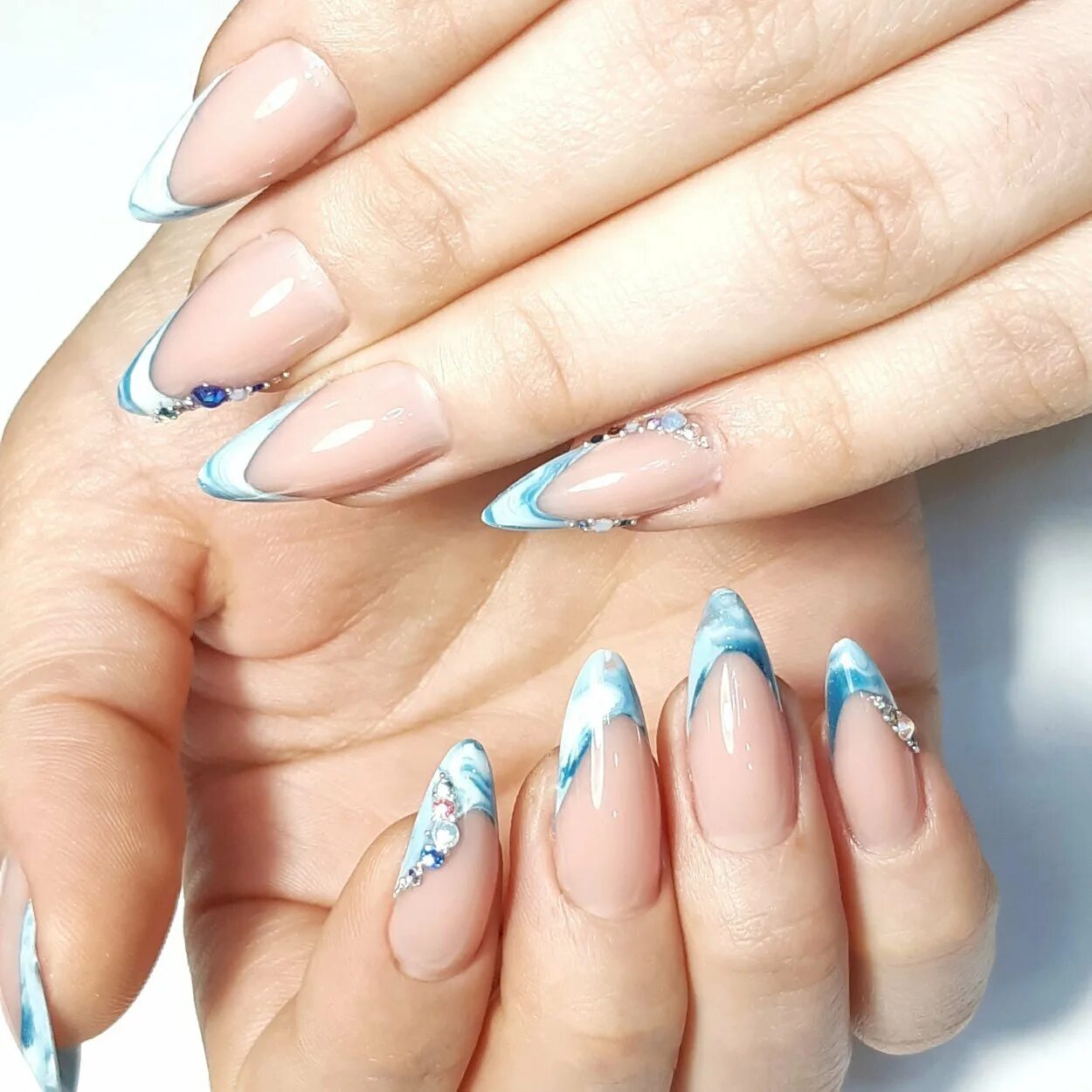 френч на миндалевидных. ногти миндаль френч. черный френч миндаль 2023.