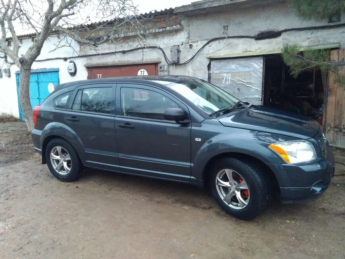 Dodge caliber 2.0. Додж Калибер черный. Лифт Додж Калибр. Dodge Caliber, 2007 года черный. Додж Калибр лифт подвески.