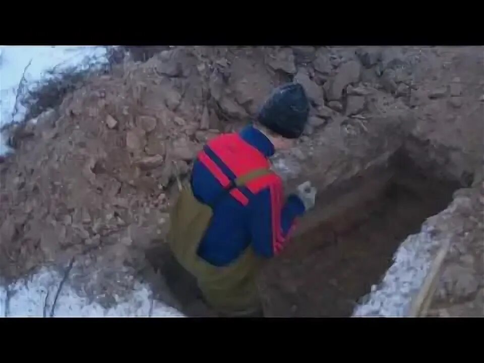Траншея под газ. Копать почву зимой пояс на дереве. Как выкопать землю зимой. Копка мерзлого грунта. Копка мерзлого грунта.