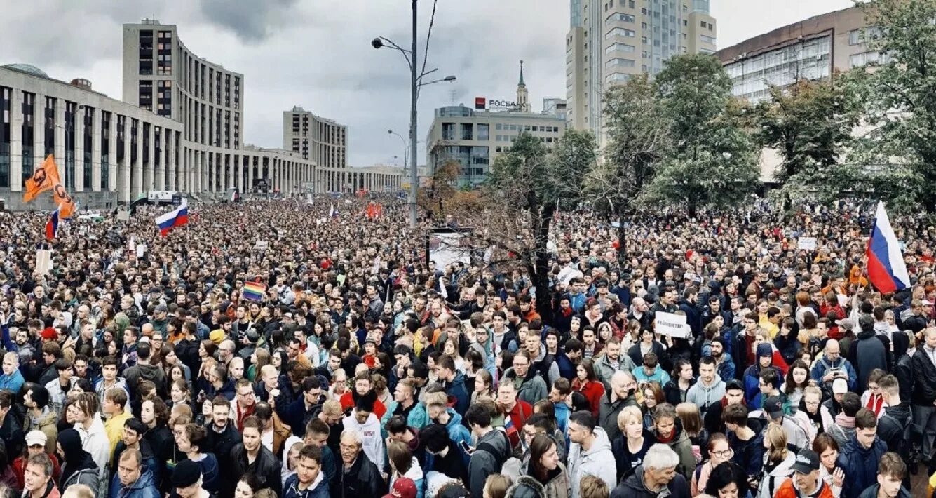 120 тыс человек. Протесты в Москве 2019 Сахарова. Митинг на проспекте Сахарова 2019. Митинг 10 августа 2019 в Москве. Народ на митинге.