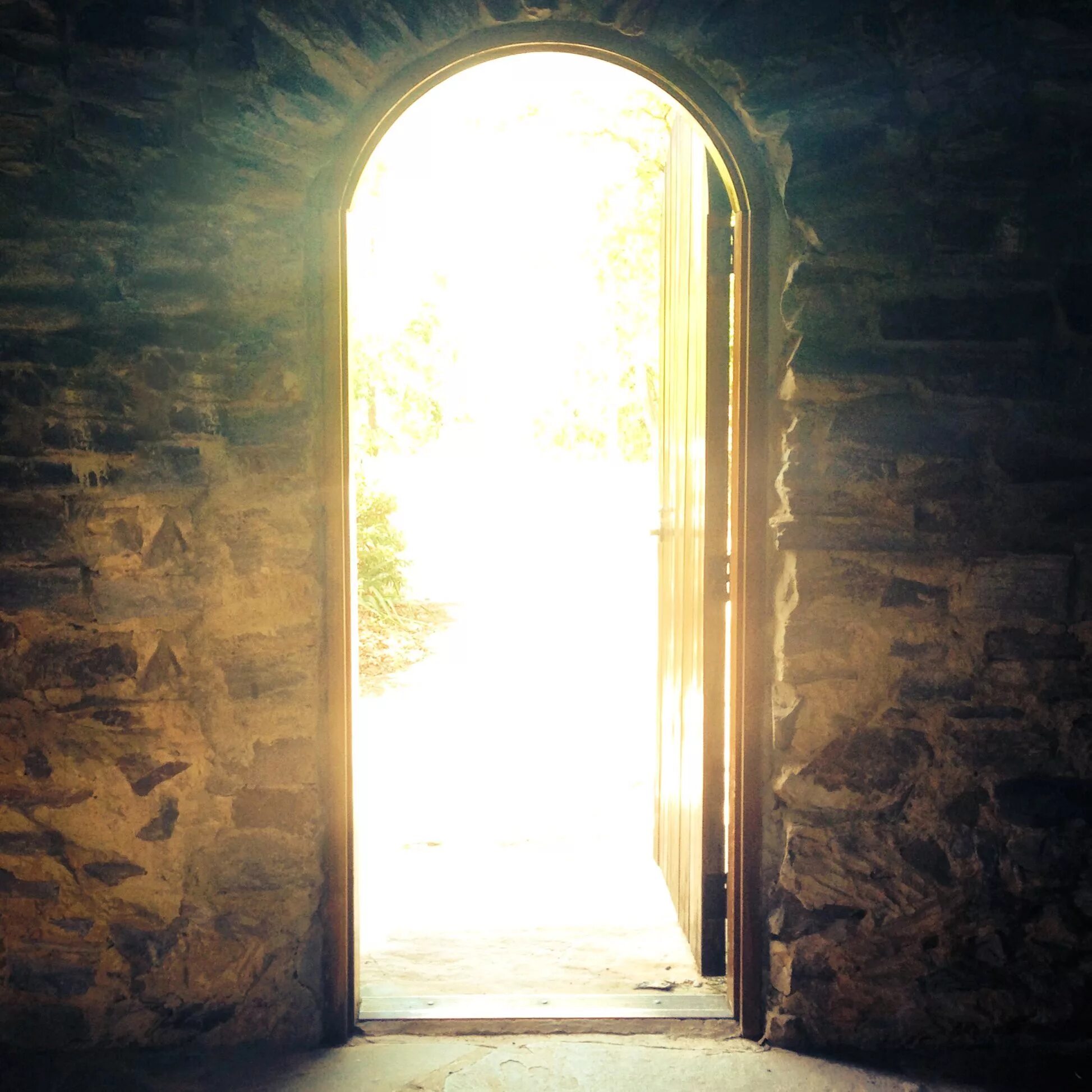Открытая дверь. Полуоткрытая дверь. Свет из дверного проема. Приоткрытая дверь.