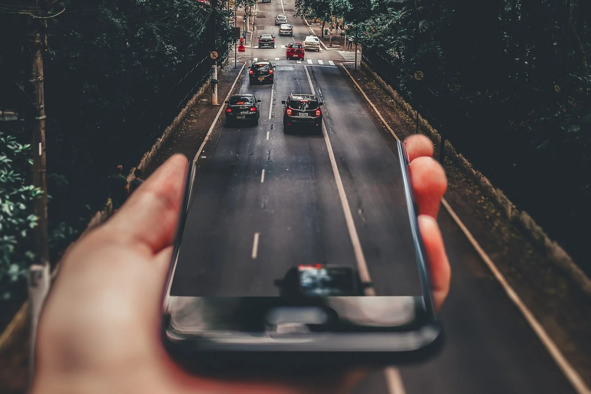 Сказочная дорога. Пейзаж с дорогой. Лос анджелес каньон. Монтайн роад. Дизайн телефона будущего.