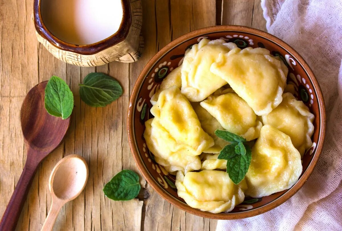 Вареники фото. Вареники. Украинские вареники. Красивый вареник. Украинская кухня вареники.