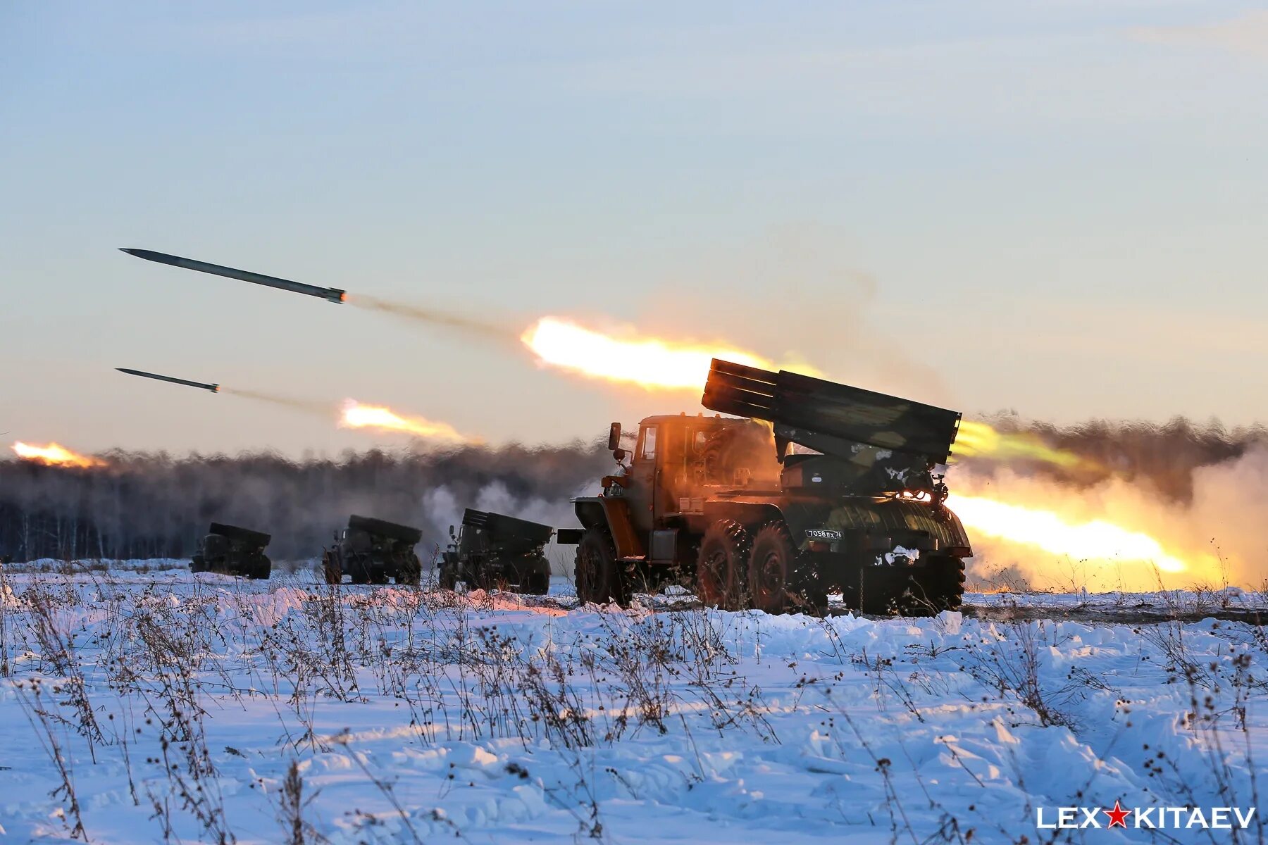 БМ-21 град стрельба. Залп БМ 21. БМ 21 град на учениях. РСЗО 9к51 «град». 74 военных объектов