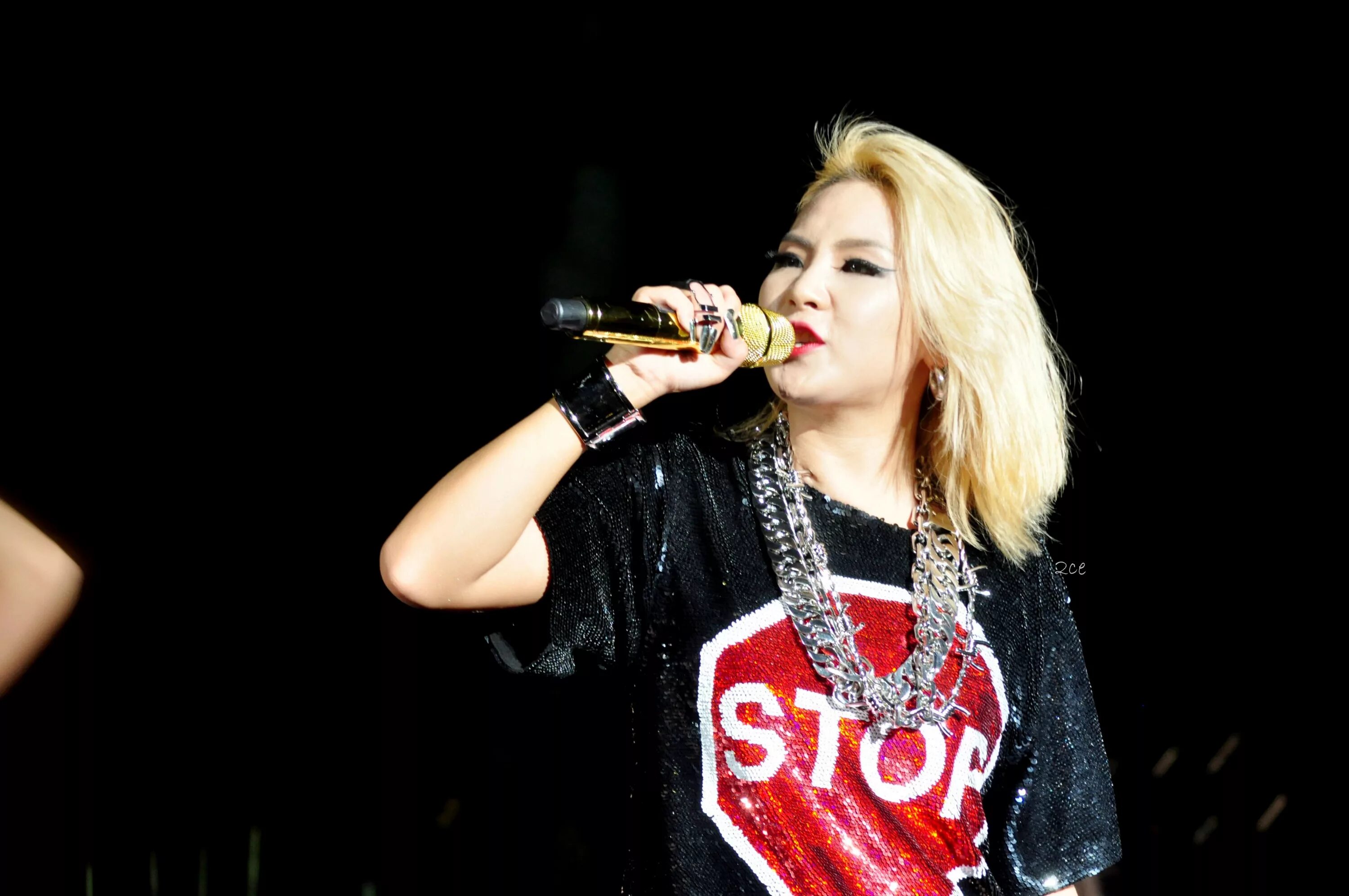 Cl. Cl 2ne1. cl 2ne1 в красном. 2ne1 концерты cl. cl певица.