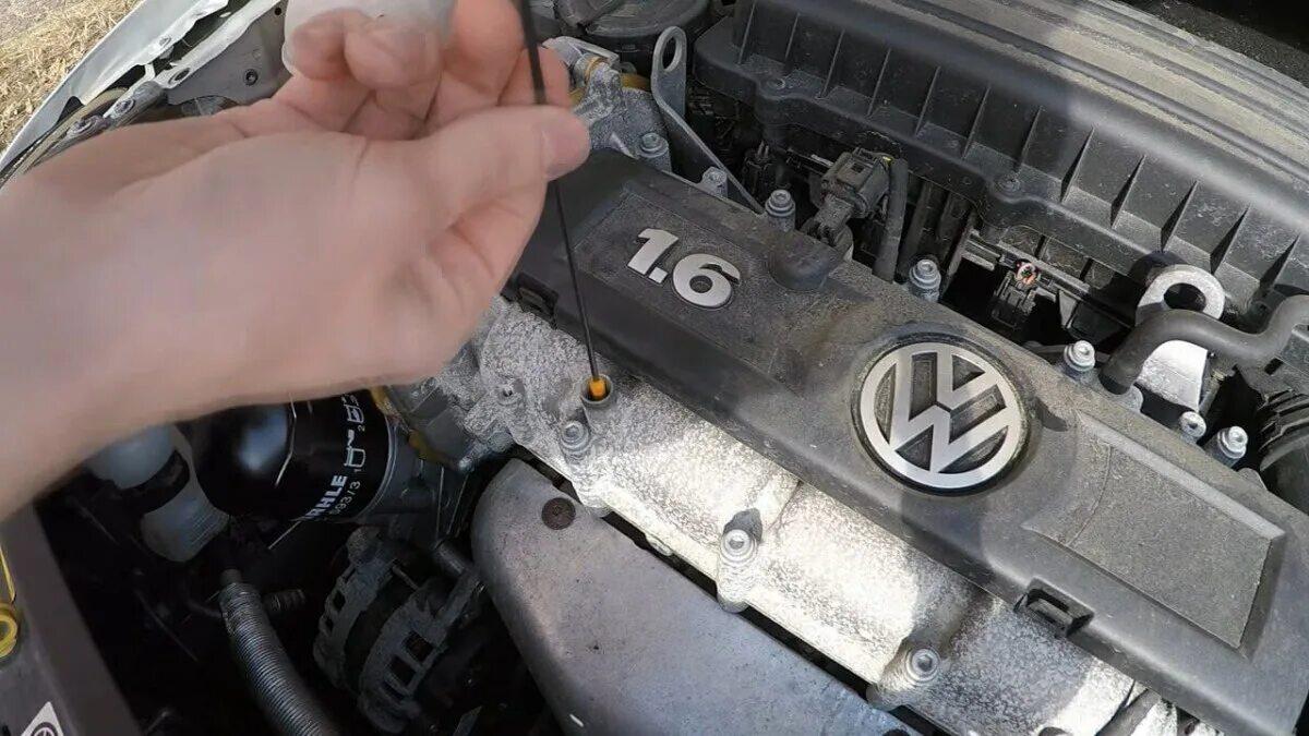 Масла проверенные volkswagen. Щуп поло седан 1.6. Щуп Фольксваген поло 1.6. Уровень масла Фольксваген поло 1.6. Уровень масла Volkswagen Polo.