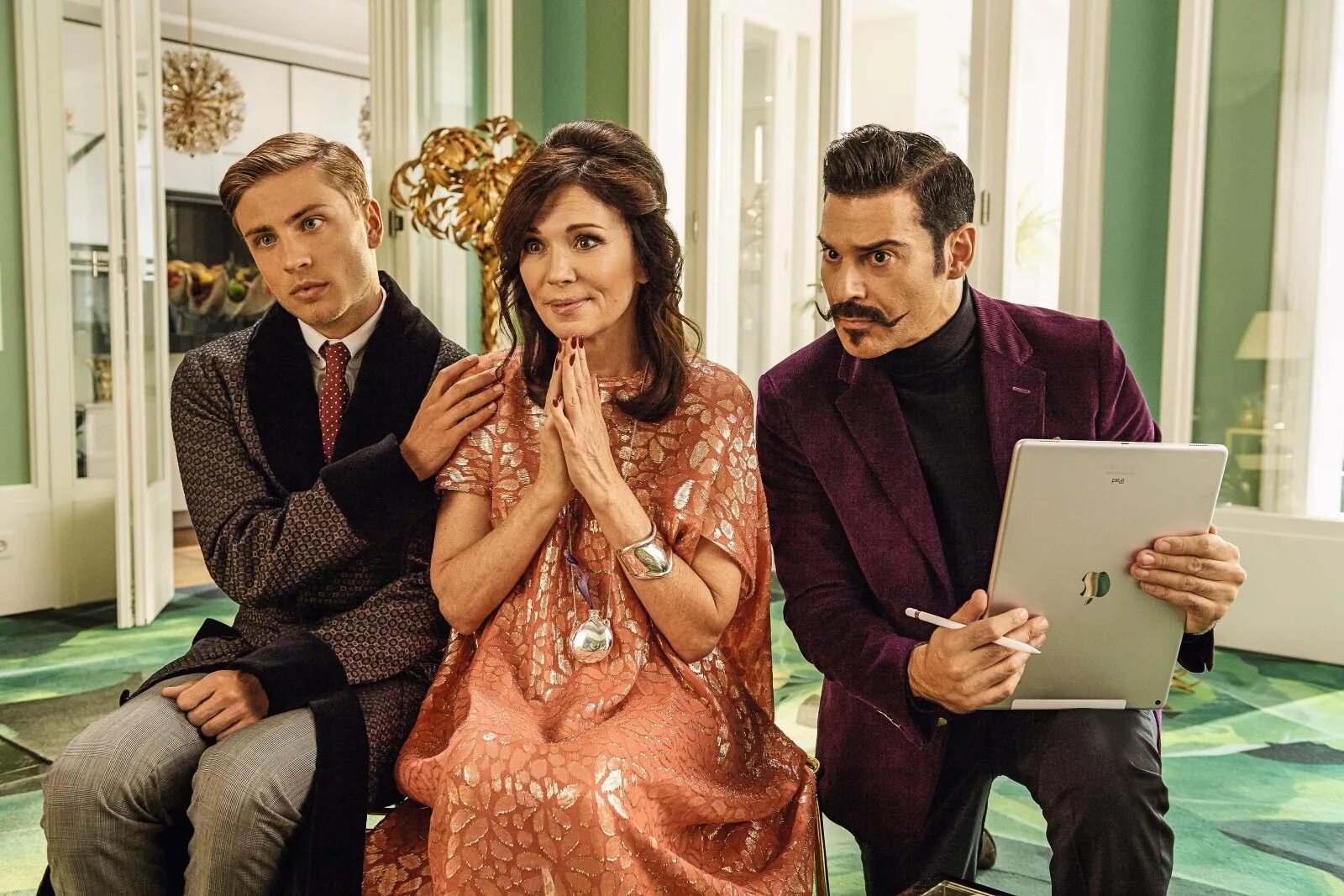 Высшее общество хорошее качество. High society фильм 2017. высшее общество фильм 2017 германия. высшее общество фильм 2017 кадры. эмилия шуле высшее общество.