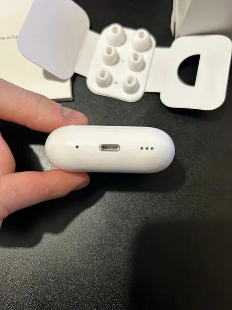 Кейс наушников аирподс 2. Airpods pro 2 кейс. аирподс про и аирподс про 2. наушники аирподс 2. airpods pro 2 динамик на кейсе.