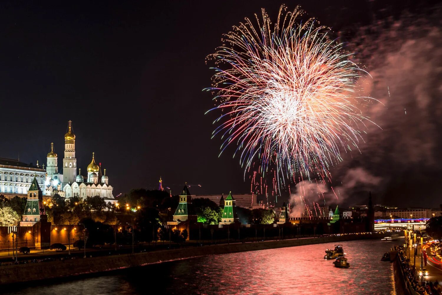 Салют Новодевичий монастырь. Московский Кремль салют. С днем города Москва. Праздничная Москва.