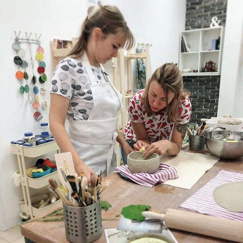 глинка студия. интерьер мастерской гончара. глинка студия. студия мастерская для женщин. мастерская керамики.