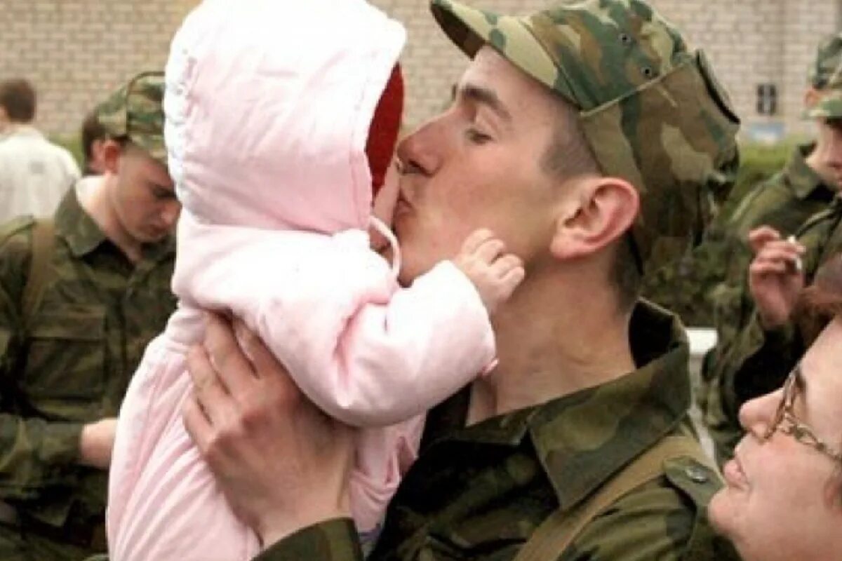 Единовременное военный семья. Семья военного. Дети военнослужащих. Военный с ребенком. Семья военнослужащего.