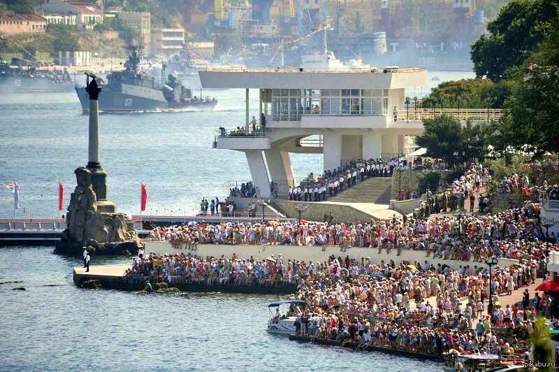 Бесплатные сайты севастополя. Парад кораблей Севастополь ВМФ. Севастополь флот набережная. Севастополь 2010 год. Севастополь Севастополь город русских моряков.