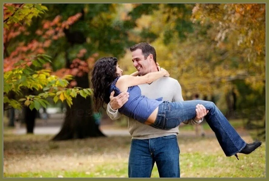 Несет девушку на руках. Парень держит девушку на руках. Несет девушку наьруках. Рука девушки. Руки мужчины и женщины.