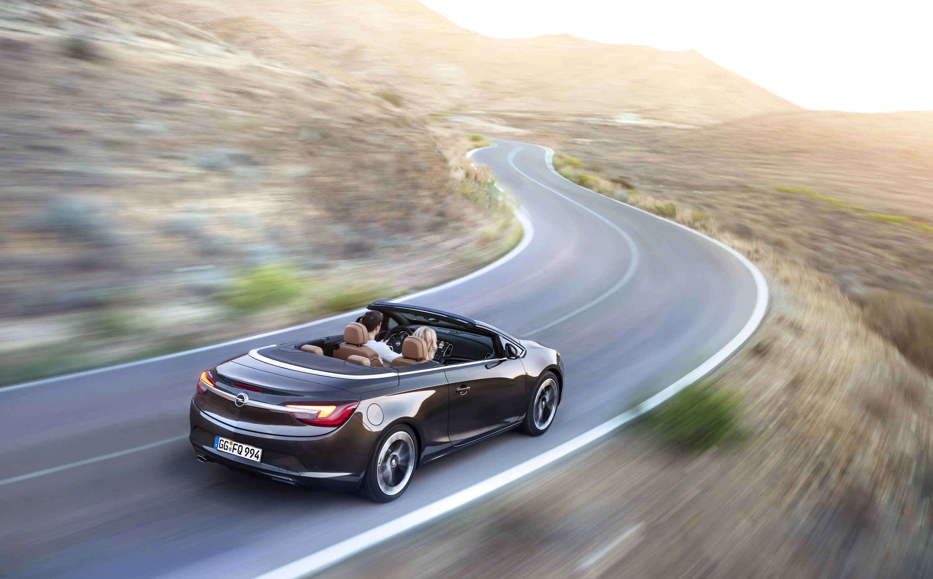 Автомобиль едет по дороге 27. Opel Cascada фото. Машина на дороге. Автомобиль едет.