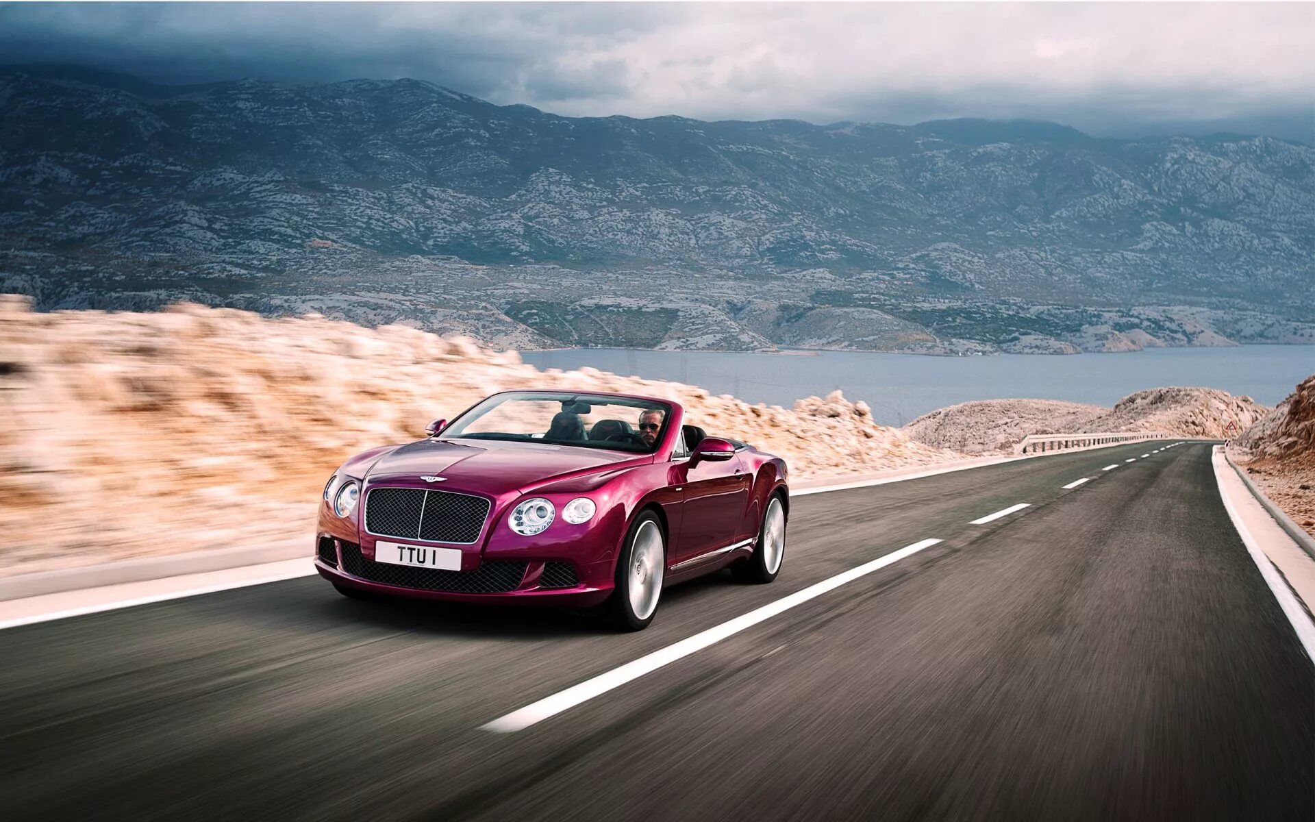 Бугатти чирон. Машина на дороге. Красивые авто. Машина на обочине фото. Bentley continental gt purple.