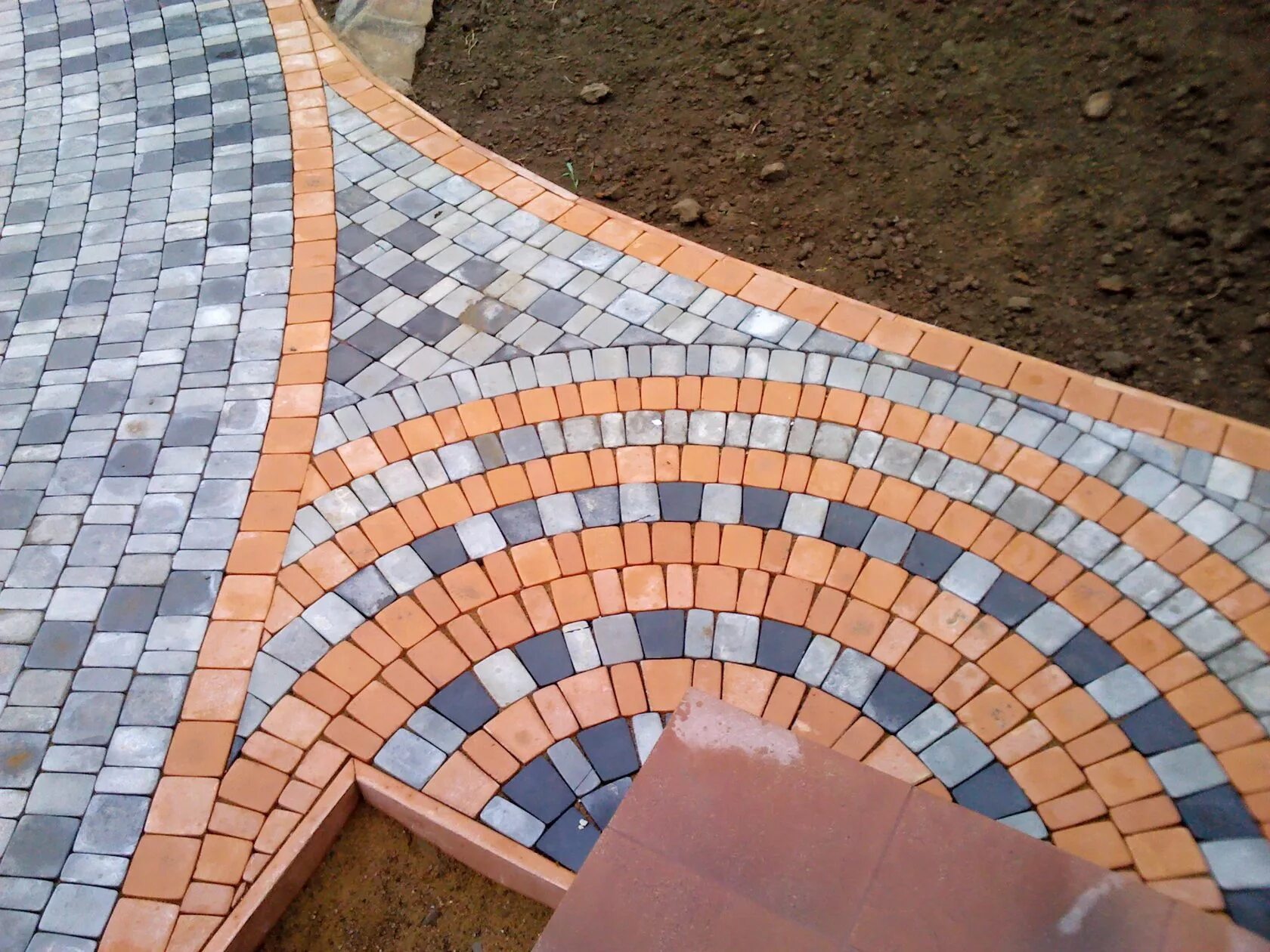 Брусчатка новый город класть по схема фото How to Build a Stone Brick Patio the Easy Way Hunker Building a patio, Brick pat
