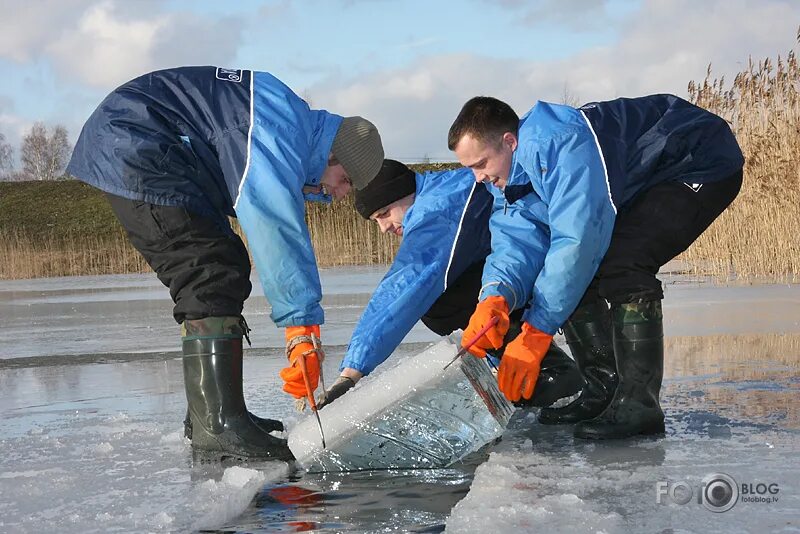 Бензопила для льда. Цепь для пиления льда. Бензопила для резки льда. Пешня пила для льда. Приспособление для пиления льда бензопилой.