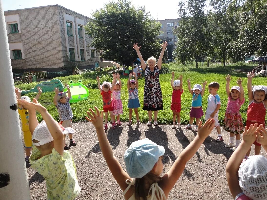 Оздоровление в детском саду. Летние развлечения в детском саду. Дети летом в детском саду. Садик летом. Летние оздоровительные детские сады.