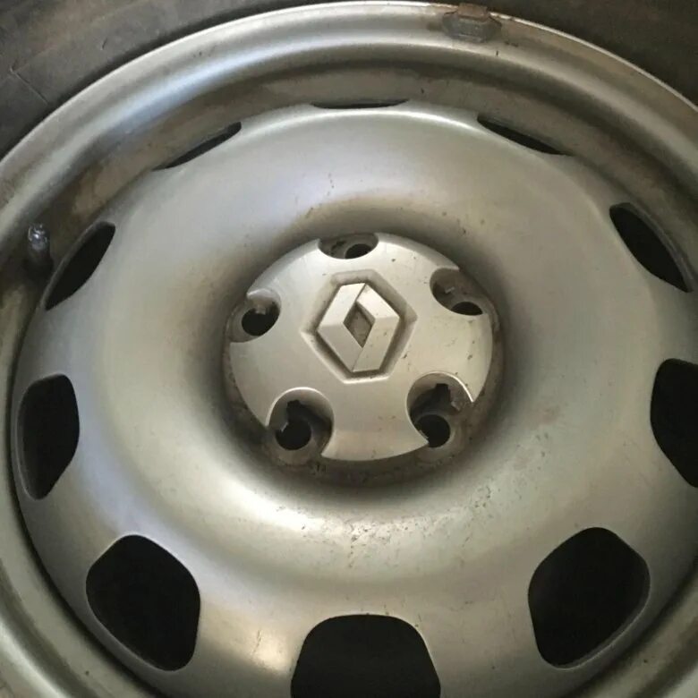 Рено дастер на штампах r16. Заглушка ступицы на renault аркана. Колпак на штампованный диск рено. Колпак рено логан r14 малый. Рено дастер на штампах r16.