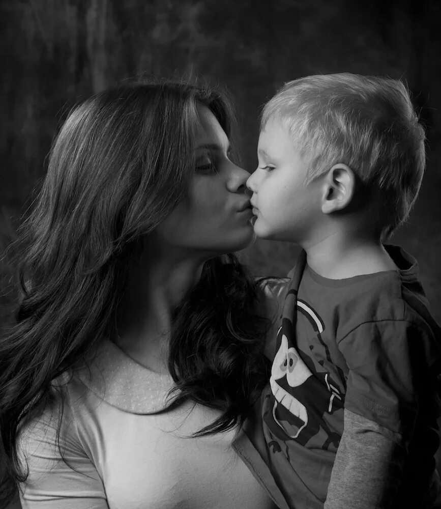 Мама сынок россия. Фотосессия с сыном. Студийная фотосессия мамы и сына. Фотосъемка мама с сыном.