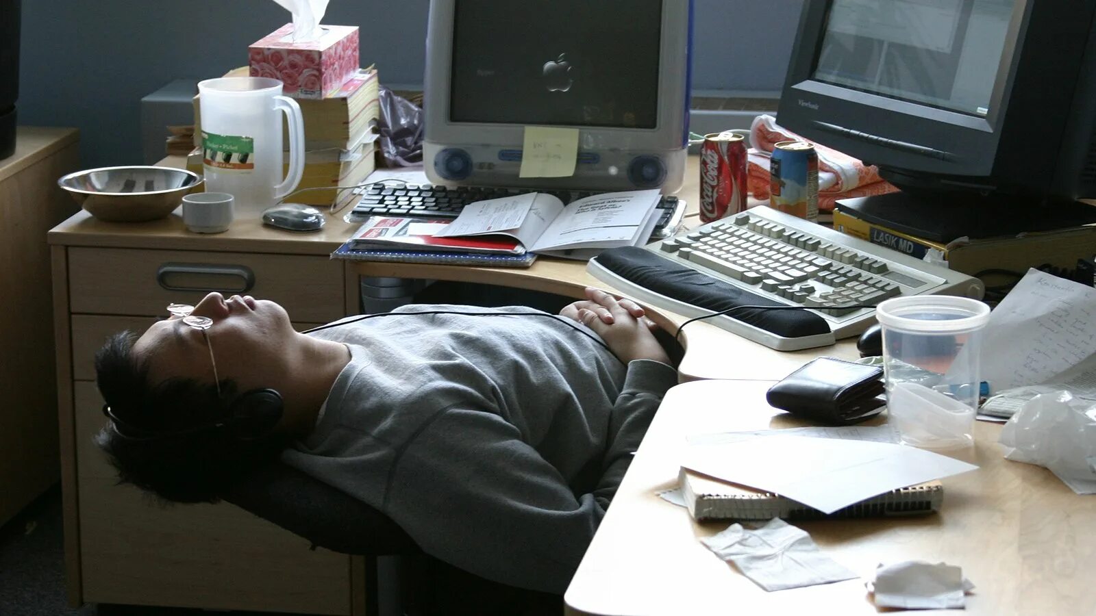Переработка на работе. Спит на работе. Сон на рабочем месте. Уставший человек за компьютером. Спит на рабочем месте.