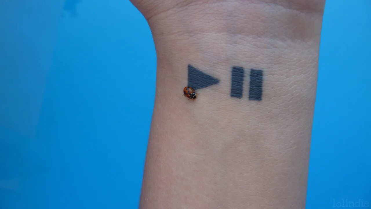 Тату плеер. Tattoo play. Тату ручкой. Тату fake you. Тату на запястье пауза плей.