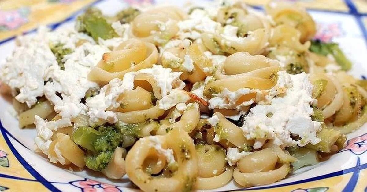 макароны отварные с сыром. запеканка из макарон. макароны отварные с сыром. макароны в сковородке. фарфалле с рикоттой.