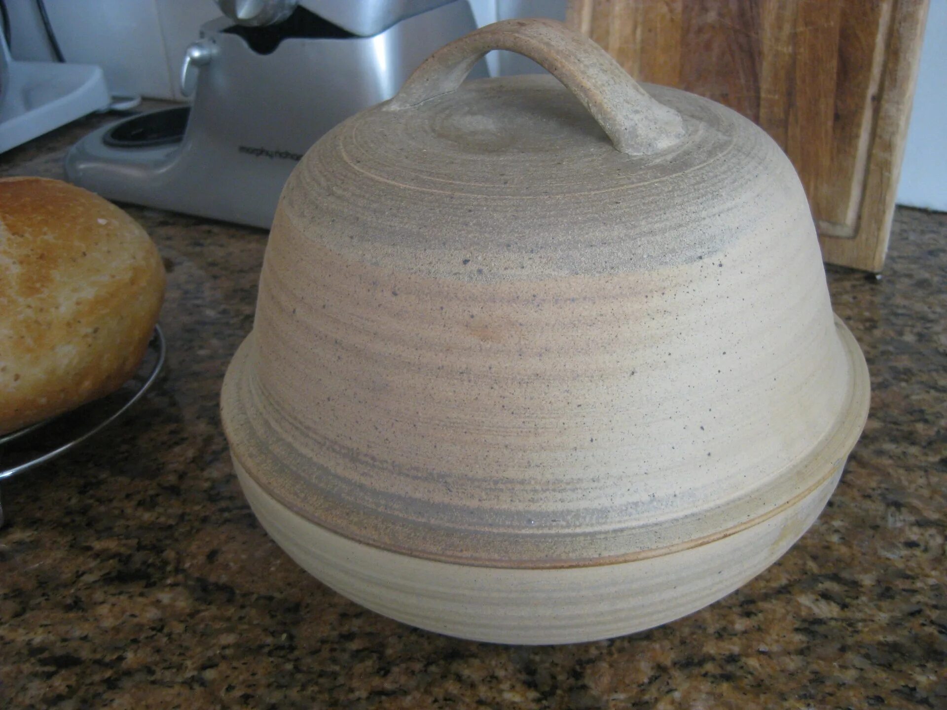 Колпак для хлеба. Керамический колпак для выпечки хлеба. Глиняная форма для выпечки хлеба. Керамический купол для выпечки хлеба. Колпак для выпекания хлеба.