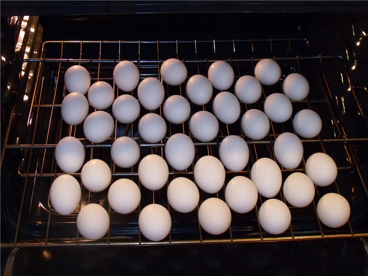 Яйца в духовке. Яйца запеченные в духовке. Печёные яйца в духовке. Печёные яйца в скорлупе. All eggs in sols rng