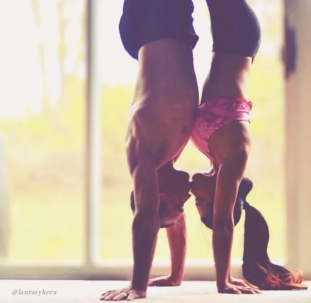 Спортивная пара. Йога любовь. Поцелуй в необычной позе. Влюбленные йога.