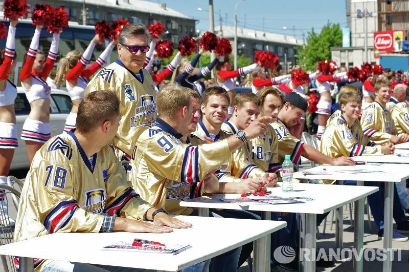 Хк металлург новости чемпионат. Металлург Магнитогорск обладатель Кубка Гагарина. Металлург Магнитогорск чемпион. Металлург Магнитогорск обладатель Кубка Гагарина 2016. Чествование чемпионов Металлург 2016.