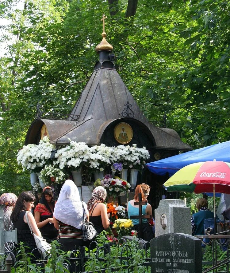 Могила матронушки на даниловском кладбище. Кладбище где похоронена матрона московская. Даниловское кладбище могила матроны. Могила матронушки на даниловском кладбище. Могила матроны московской на даниловском кладбище.