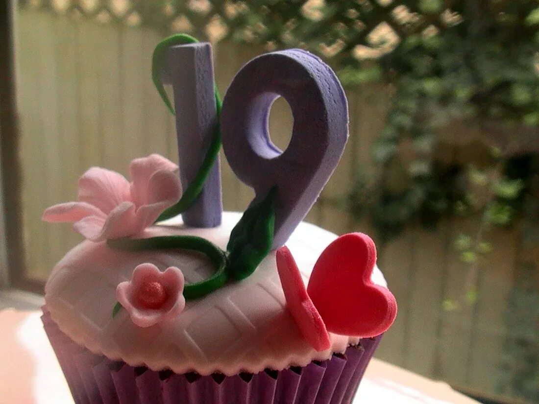 Поздравление с днем рождения дочке 19. С днём рождения 19 лет. с 19 летием девушке с днем рождения. с днём рождения лёвушка 19 лет. открытки с 19 летием девушке.
