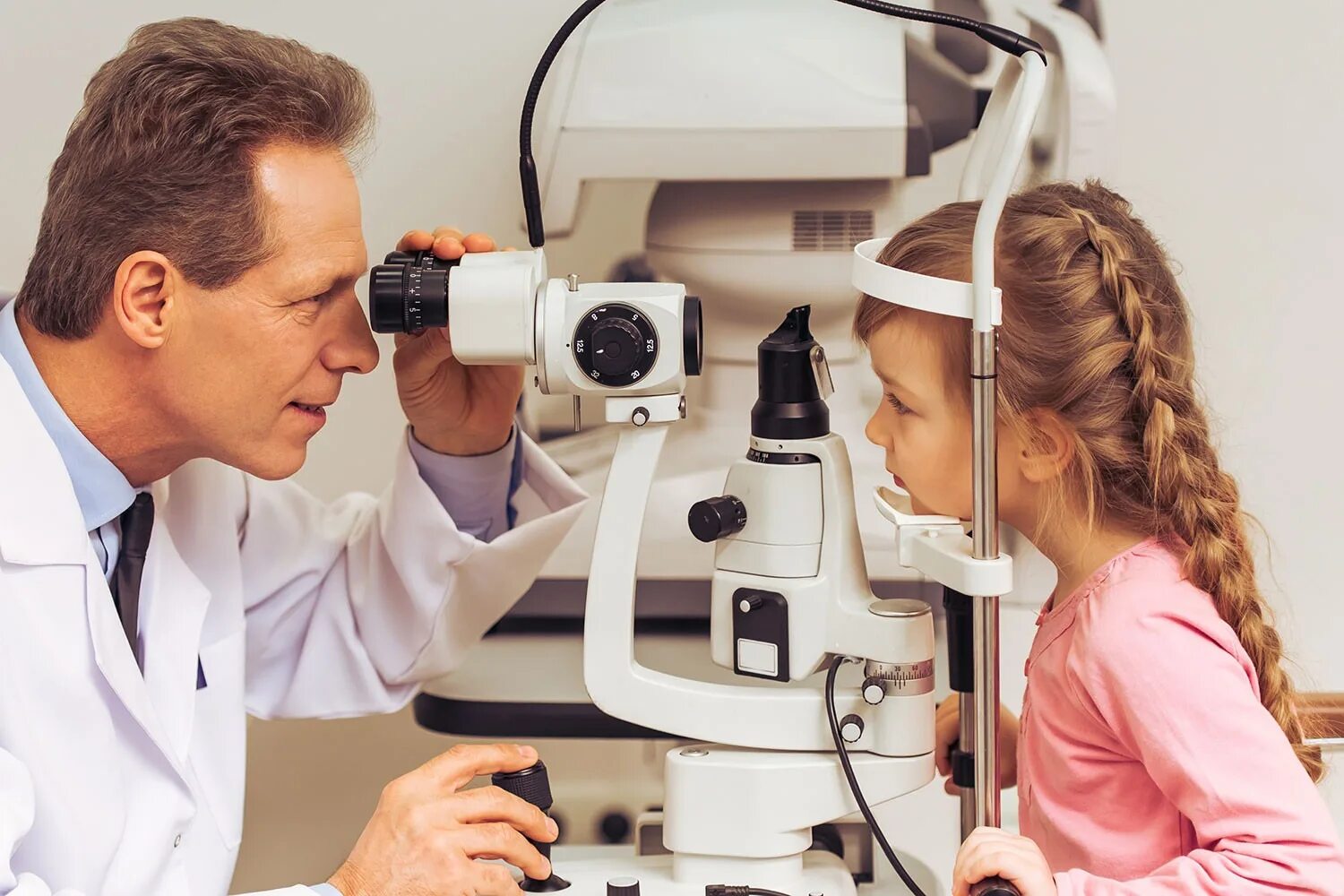 Офтальмолог б. Посещение офтальмолога. Детский глазной врач. Ребенок у офтальмолога. Обследование при миопии.
