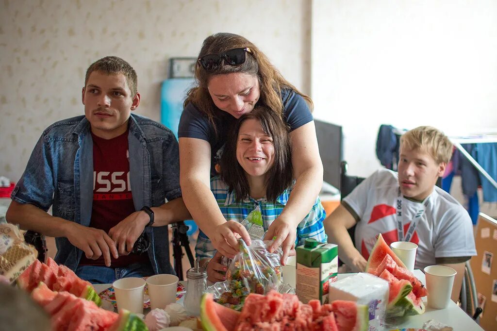 Семья умственно отсталых. Дети с синдромом дауна. Умственно отсталые дети. Умственная отсталость олигофрения. Дошкольники с нарушением интеллекта.
