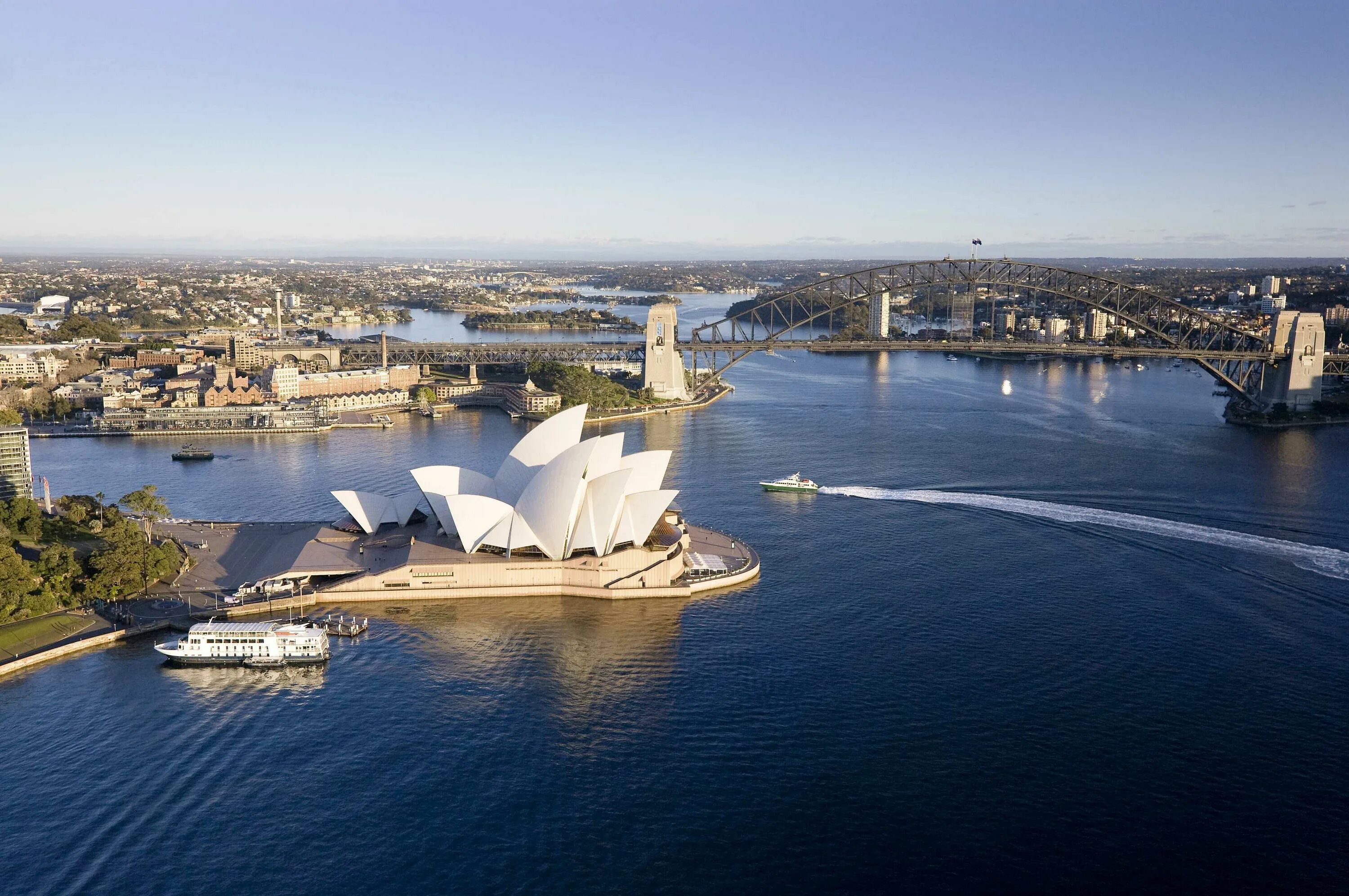 Сиднейская гавань в Австралии. Оперный театр в Сиднее. Сиднейский оперный театр Австралия вид сверху. Оперный театр в Сиднее вид сверху.