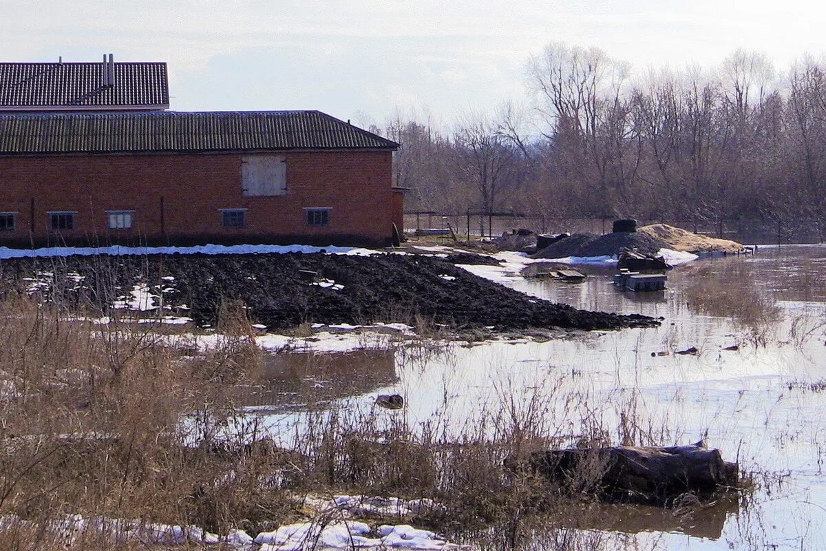 Половодье в Алатыре. Паводок. Весенний паводок. Паводковые воды на участке.