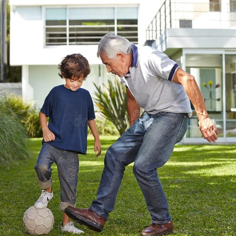 Дедушка внук футбол. Старики играют в футбол. Дед играет в футбол с внуками. Мальчик играет с дедом. Дедушка играет в футбол