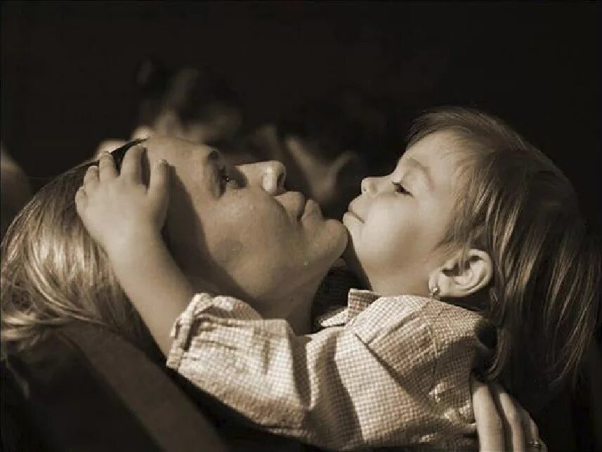 Только мама лишь одна. Мама я всего лишь ребенок. Мать не любит. Мама я всего лишь ребенок. Я всего лишь ребенок.