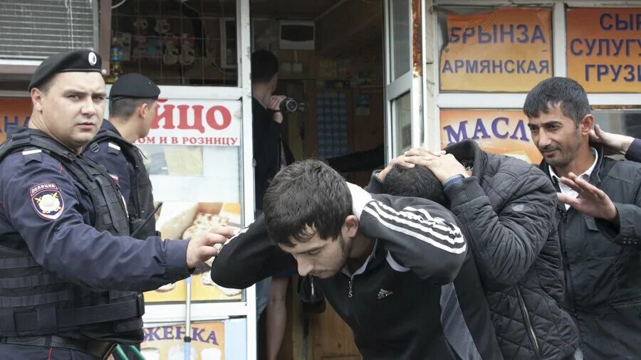Паспортный контроль на границе. Прописка мигрантов. Уголовные дела по мигрантам. Уголовные дела по мигрантам. Задержание мигрантов в москве.