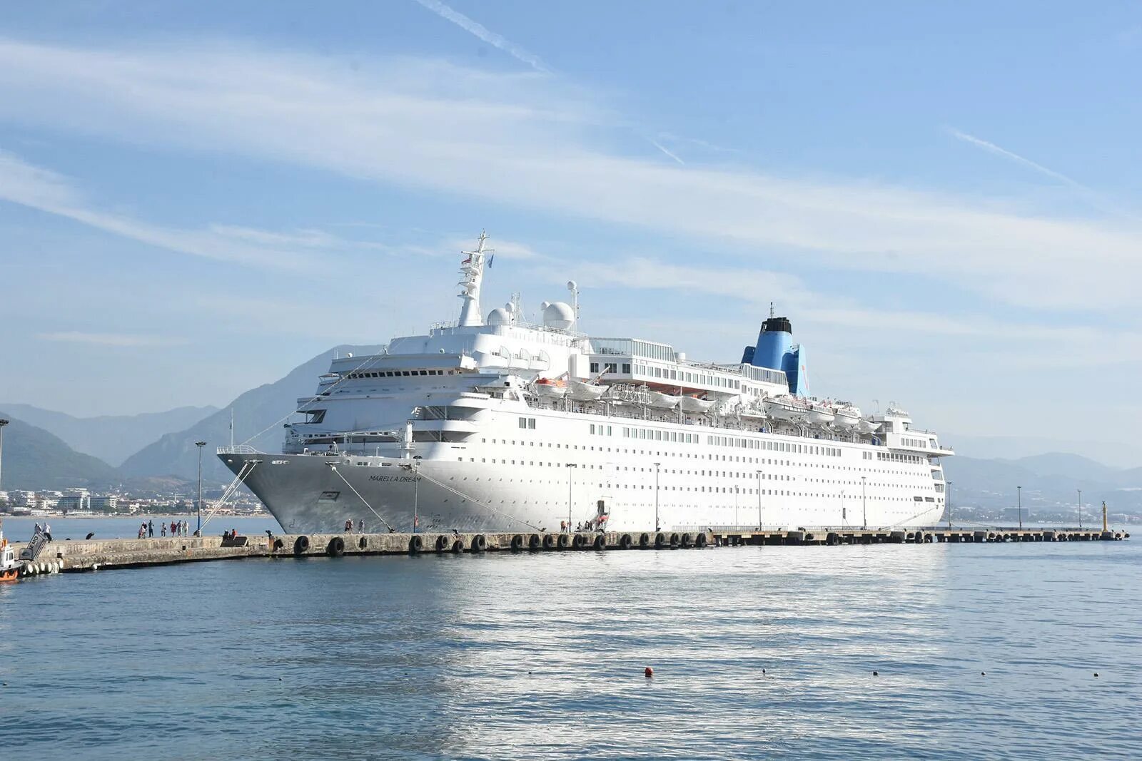 форма на круизном лайнере. много лайнеров. круизный корабль в море и острова. круизный лайнер в порту. круизный лайнер карибы.