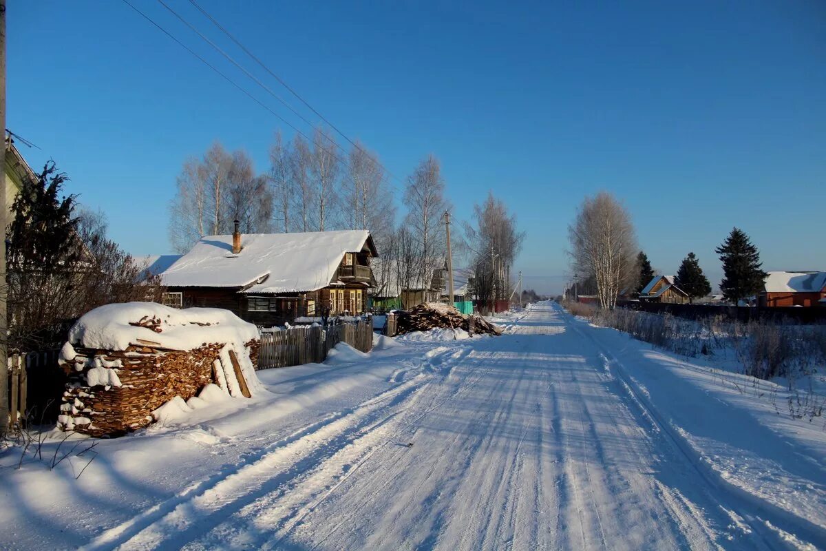 Деревня стала. Деревня. Деревенская улица зимой. Улица в деревне. Зимняя улица в деревне.