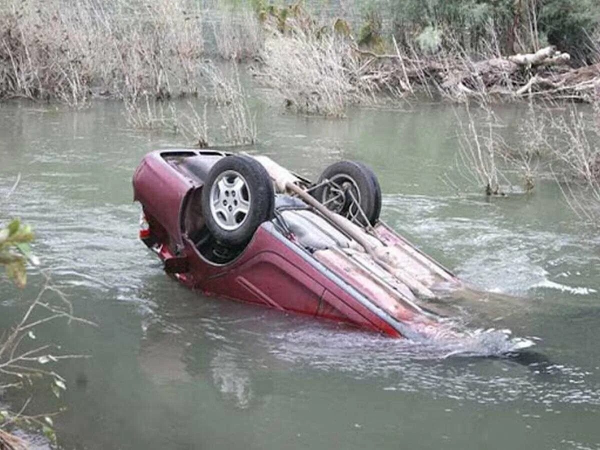 Падение автомобиля в воду. Падение автомобиля в воду. Машина в реке. Машина тонет. Машина тонет.