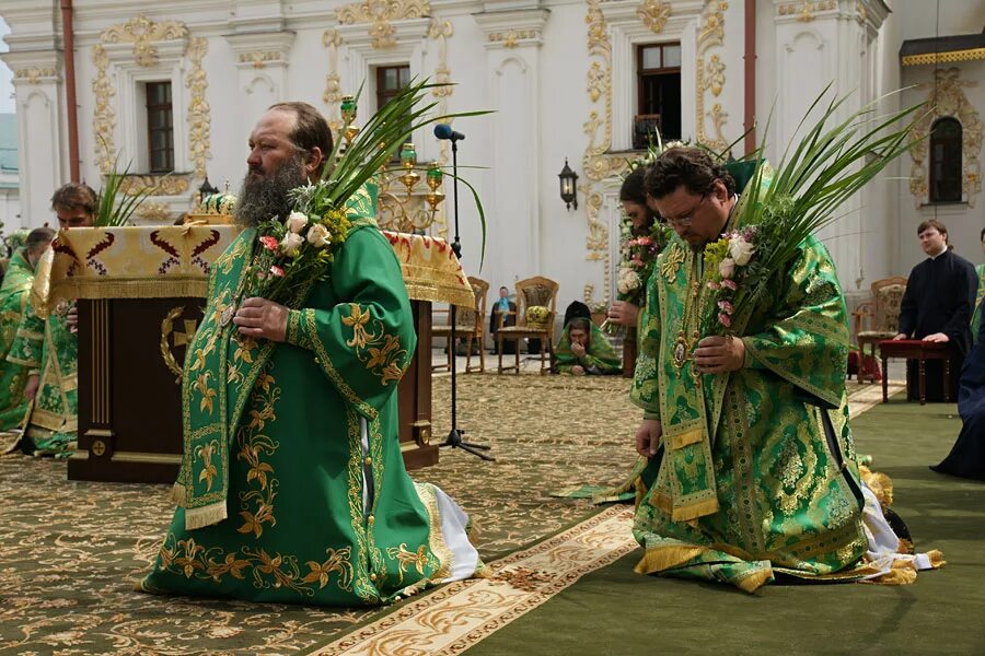 Патриарх кирилл богослужение в троице-сергиевой лавре. Храм святой троицы в хорошеве духовенство. Священник троица. Букет священнику на троицу. Служба на троицу.