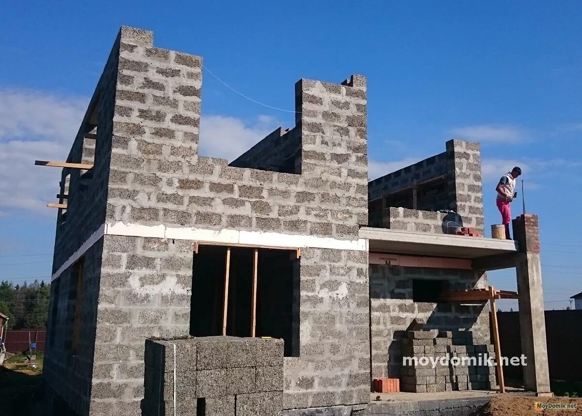 Дом из арболитовых блоков. Домик из арболита. Строительство из арболита. Арболитовый блок "супер 600 + фасад 18". Дом из блоков арболита.