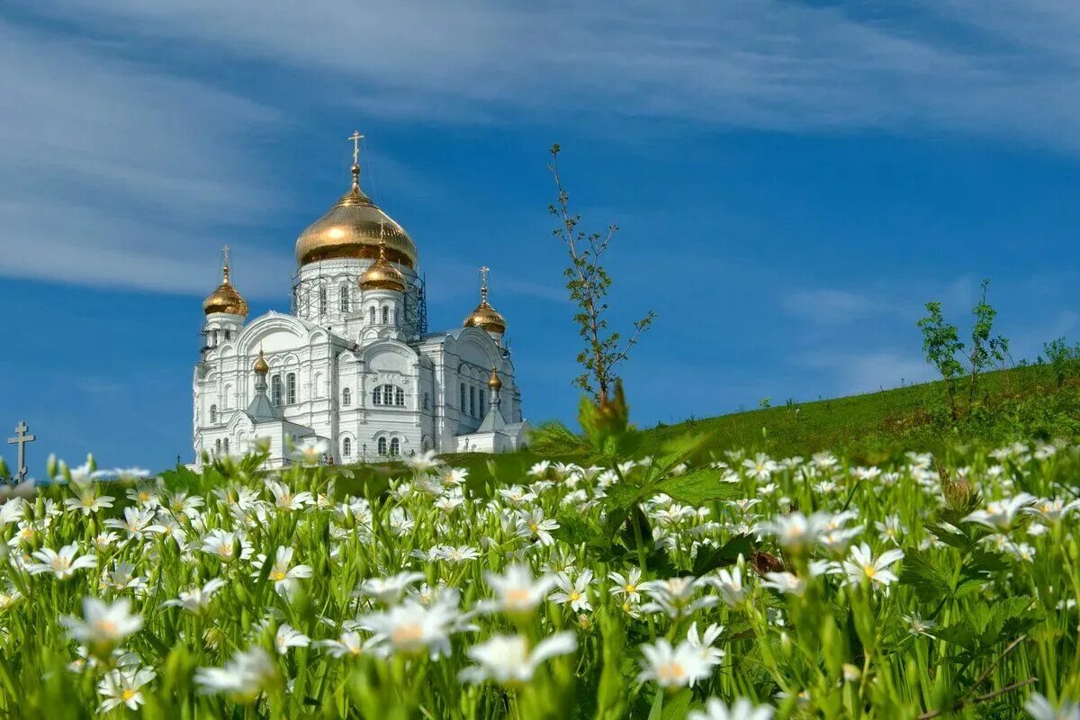 Белогорский монастырь звонница. Белогорский монастырь Пермский край часовня. Белогорский монастырь Пермский край Пасха. Белогорский монастырь Пермский край весной. Праздники родного края