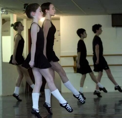 Танец где танцуют ногами. В движении ирландском танце. Прически для ирландских танцев. Ирландские танцы девушки. Ирландский танец ногами.