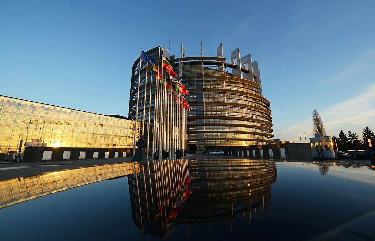 Страсбург Европарламент. Здание парламента в Страсбурге. Здание Европарламента в Страсбурге. Здание Европарламента в Брюсселе.