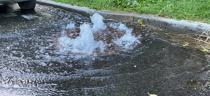 Утечки водоканал. Утечка воды. Разлитая вода. Утечки воды Водоканал. Авария на водопроводных сетях.